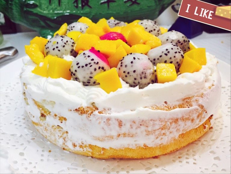 水果奶油蛋糕,盖上另一片蛋糕，挤上奶油，放上你喜欢的水果，大功告成！