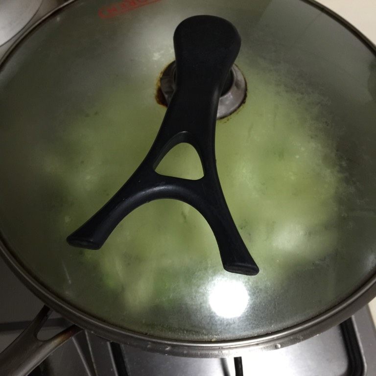 毛豆老黄瓜炒蛋,如图锅里加入一小碗清水（或高汤），加盖中火焖煮10分钟左右；