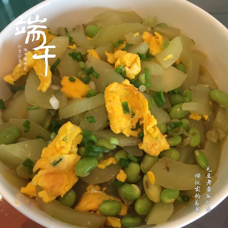 毛豆老黄瓜炒蛋,如图出锅洒上葱花即可食用。