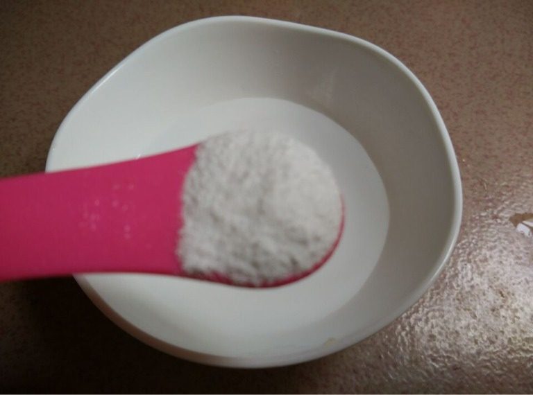 碱水粽,如图取一小碗加水倒入食用碱搅拌均匀