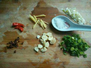 香菇烧排骨,准备调料，葱姜蒜干辣椒了，花椒，八角，白糖