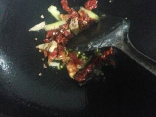 香辣螺狮,锅内放油，煸香辣椒，葱姜