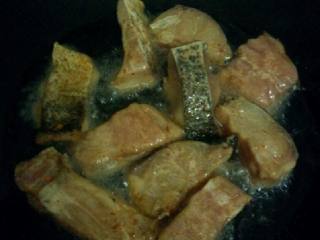香辣煎鱼,锅加油烧开把腌好的鱼腩放煎
