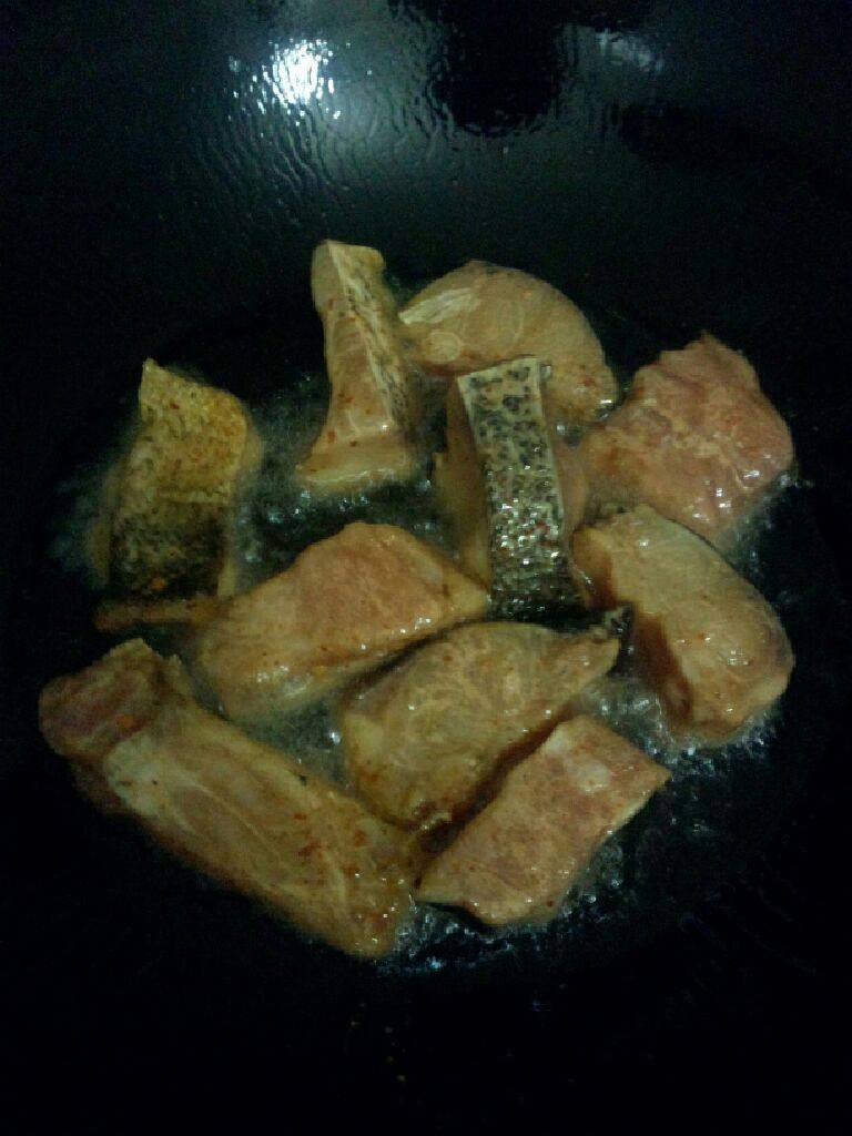 香辣煎鱼,锅加油烧开把腌好的鱼腩放煎