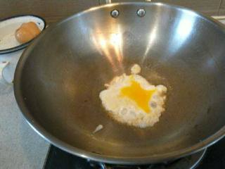 维尼熊杏鲍菇早餐,把鸡蛋煎熟，
