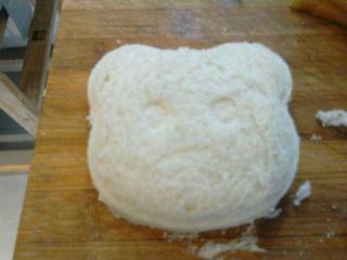 维尼熊杏鲍菇早餐,放一片面包一压，就成为小熊的模样