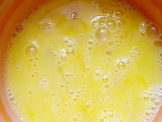 生菜鸡蛋香肠炒饭,鸡蛋打成蛋液后， 锅中油热后炒成蛋花备用。