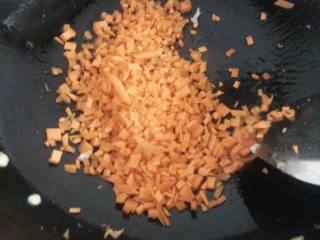 杂蔬蛋炒饭,再次放少量油，放入切好的胡萝卜翻炒片刻