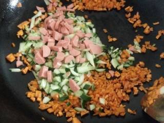 杂蔬蛋炒饭,把黄瓜和火腿放入翻炒