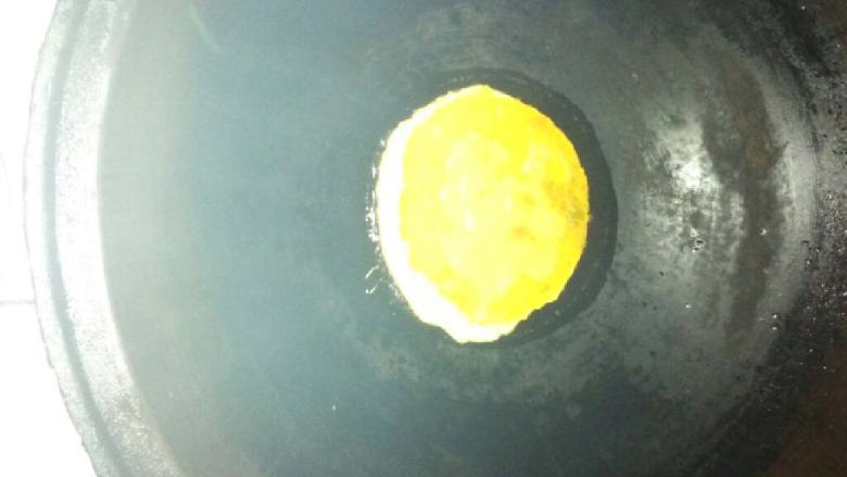黑木耳炒雞蛋,油燒大概六七成熱下入雞蛋