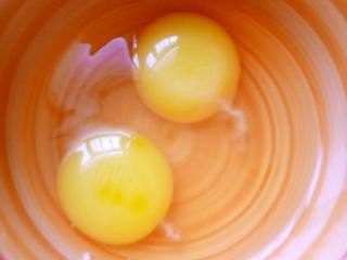 臭菜炒鸡蛋,准备两个鸡蛋，打散后倒入菜末中，加入适量盐味精拌匀。