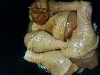 电饭煲豉油鸡,在放入腌好鸡腿倒入剩下的渣汁盖上锅盖按煮饭键焖七分钟