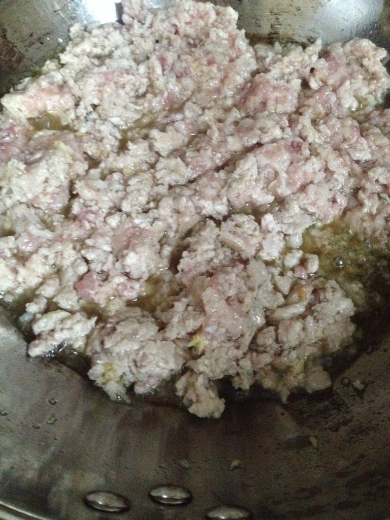 猪肉豇豆大葱包子,热锅倒油，油热后放入猪肉末翻炒，加入姜末一起翻炒
