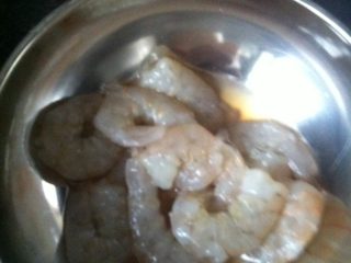 西兰花炒虾仁,虾去壳挑出虾线，加生抽，料酒盐腌制几分钟