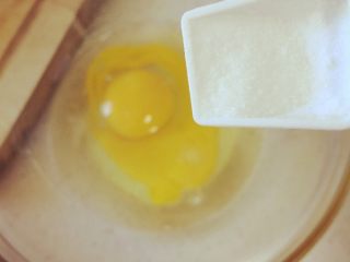 鸡蛋煎馒头片,打2个鸡蛋，放入适量盐
