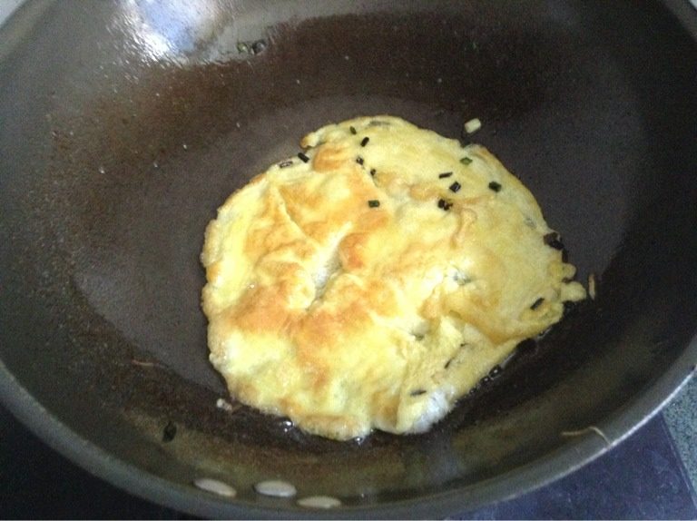 鸡蛋卷,油入锅，放大火。10秒之后放入鸡蛋，摊成饼状，加入盐