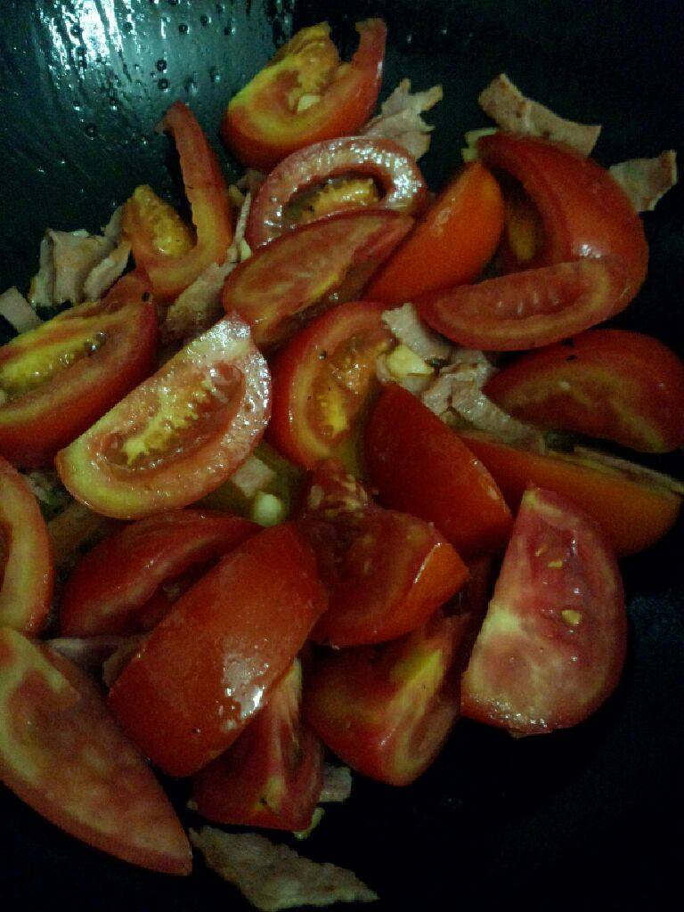 番茄炒培垠,放入番茄加适量的盐炒