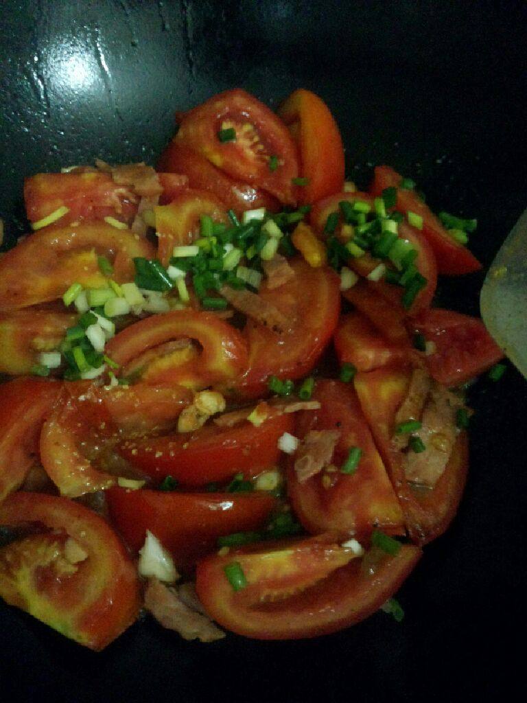 番茄炒培垠,炒快熟放入葱花和鸡精粉炒均匀即可