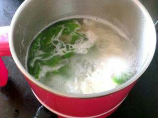 宝宝辅食(鳕鱼菠菜面),放入菠菜叶，加一点点盐煮1分钟；