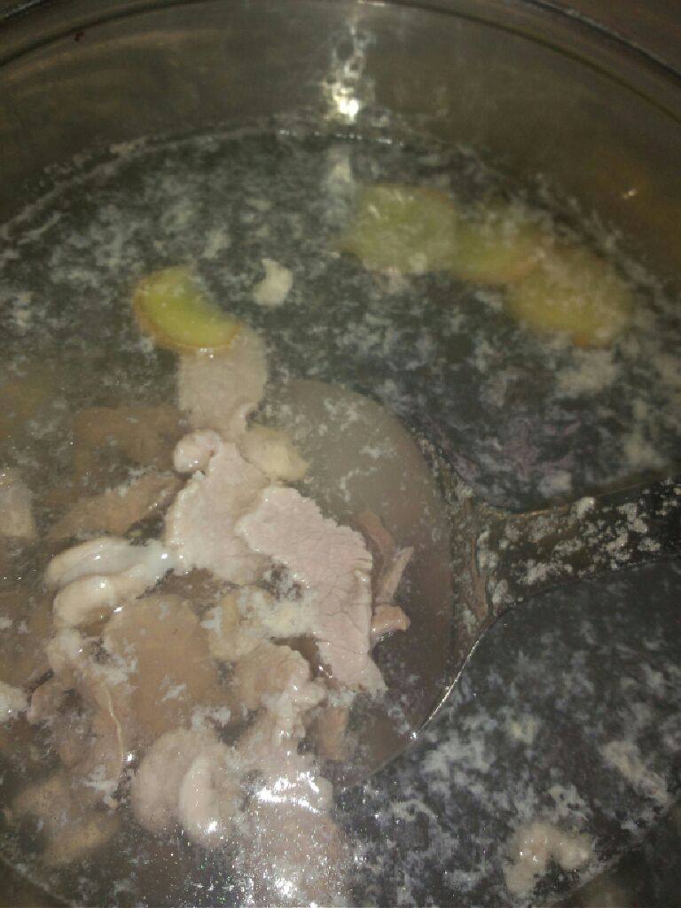 猪杂薯粉,锅加水烧开放入猪杂跟姜片大火烧滚