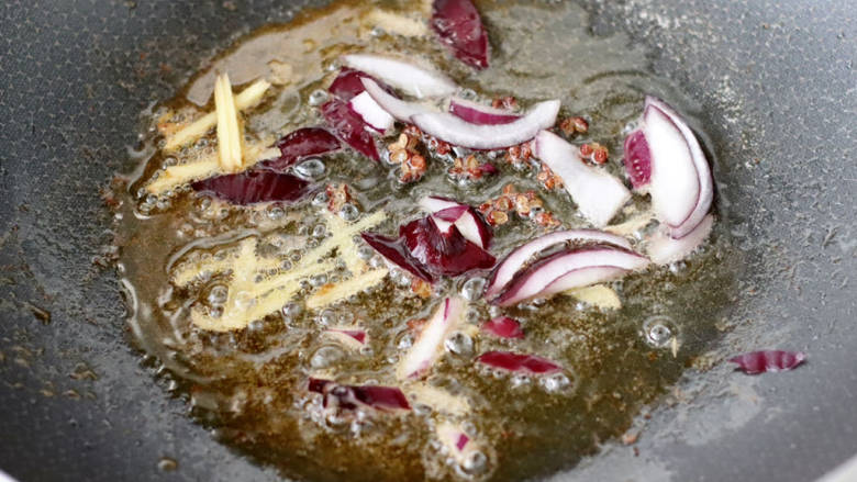 马蹄彩椒炒虾,煎虾的油锅先爆香花椒，再大火爆香洋葱和姜丝。