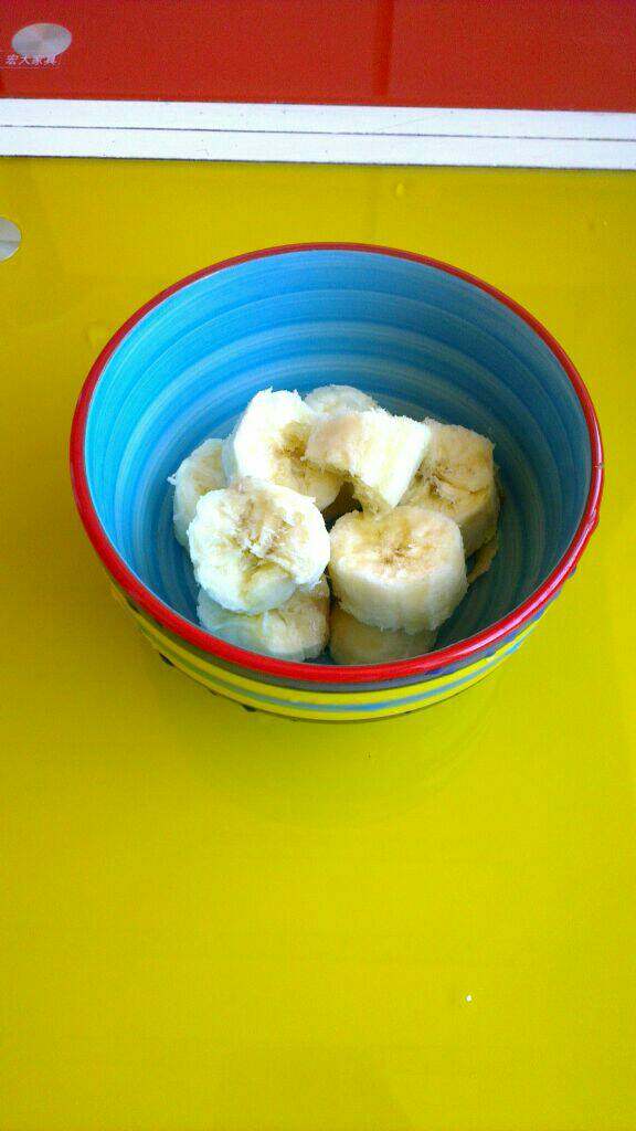 宝宝辅食(香蕉米糊),香蕉去皮切段儿放入碗内；