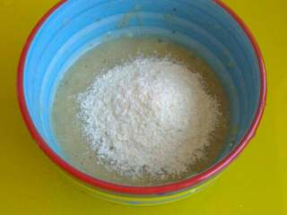 宝宝辅食(香蕉米糊),倒入适量米粉；