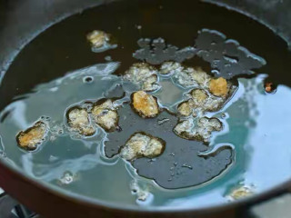 板栗排骨煲,就锅中底油放入冰糖，小火不停的炒至冰糖融化成琥珀色。