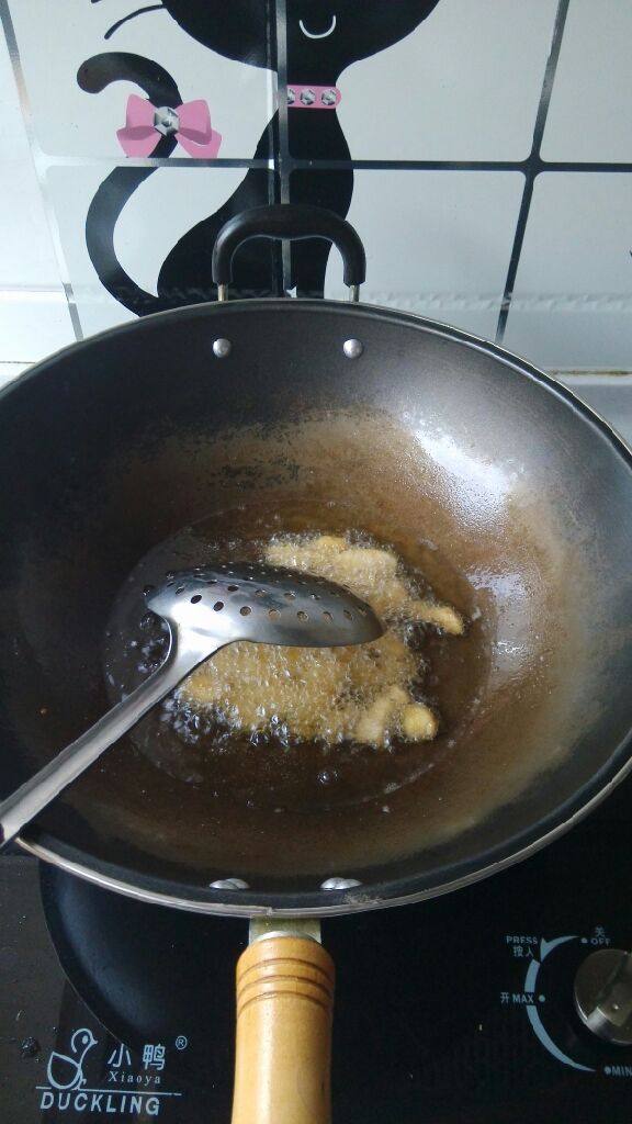 辣子鸡丁,锅中放油，油8成热时放入鸡丁炸至金黄