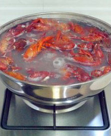 龙虾盖浇饭,水开后放入处理好的小龙虾，待虾全部变色，水再次沸腾即可关火。