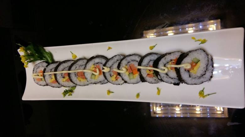 寿司,切好装盘，加以点缀！是不是比在寿司店吃的看起来有食欲啊(ฅ>ω<*ฅ)