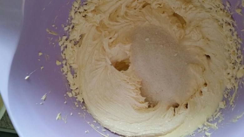 爱尔兰传统牛油磅蛋糕,分5-7次加入213克细砂糖，用电动打蛋器中速搅打，全部细砂糖都加完之后再继续搅打5分钟