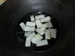 冬瓜瘦肉汤,将冬瓜片加入水中，煮至变软。