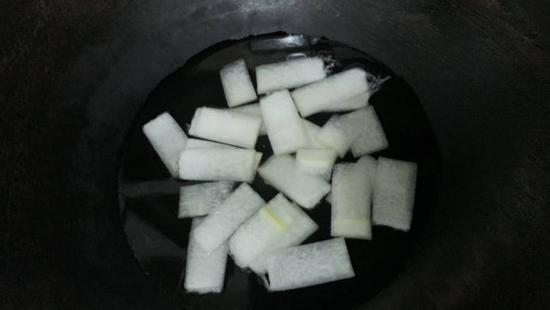 冬瓜瘦肉汤,将冬瓜片加入水中，煮至变软。