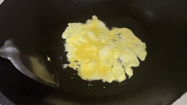 鸡蛋炒番茄#闹元宵#,锅中倒入适量油后再倒入蛋液煎制鸡蛋凝固