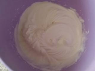 紫菜肉松蛋糕,蛋白加入数滴柠檬汁，分几次加入白糖，打发蛋白