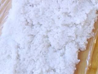 糯米糍粑,将蒸好的糯米饭放在保鲜膜上，用保鲜膜包好。