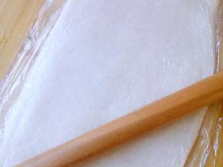糯米糍粑,用擀面杖将糯米压实，橄碎。如图