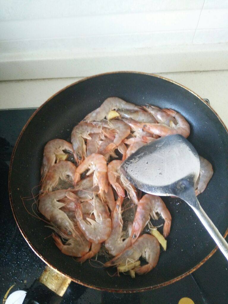 油焖大虾,将虾倒入煸炒，同时转成大火，然后放盐适量。
