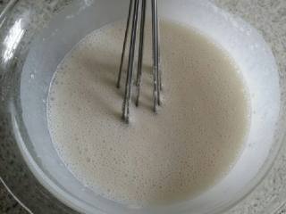 教你做冰皮月饼,然后用手动的打蛋器混匀，刚开始混合的时候粉末会有点结块，慢慢搅拌就会跟水混合散开了