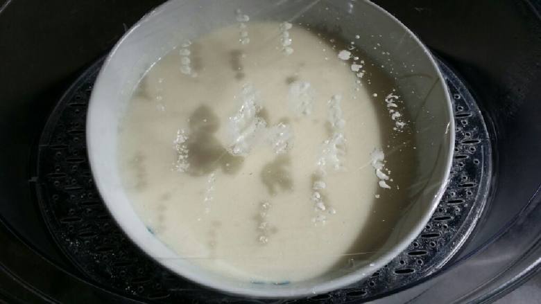 教你做冰皮月饼,刚开烧的水已经烧开了，把冰皮面糊放入沸腾的水中大火蒸25分钟，直到看不见面糊熟透为止