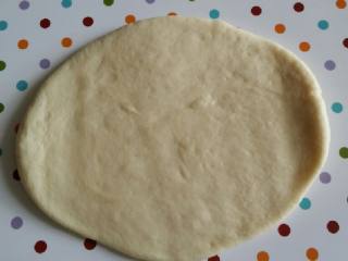 炼乳哈斯面包,取一个面团擀成宽点的椭圆形