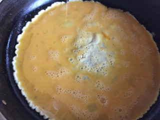 土豆泥蛋卷,平底锅倒油，倒入鸡蛋液晃动锅子成饼状，开小火，让其凝固