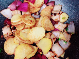 土豆回锅肉,加入土豆片翻炒均匀，加入少许水，焖两分钟。