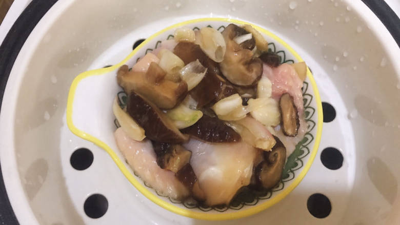 姜葱冬菇蒸滑鸡,放入电饭锅中，蒸饭的时候顺便蒸即可