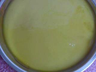椰香马蹄糕,将片糖水缓缓倒入生浆中，边倒边搅拌，成生熟浆，这就是黄色的部分