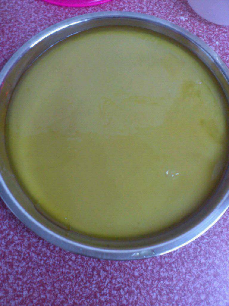 椰香马蹄糕,将片糖水缓缓倒入生浆中，边倒边搅拌，成生熟浆，这就是黄色的部分
