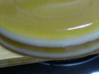 椰香马蹄糕,隔水蒸熟，先放一层黄色浆，再放白色浆，每次下的量要一样多，而且是一层熟了才能放下一层，这样才漂亮