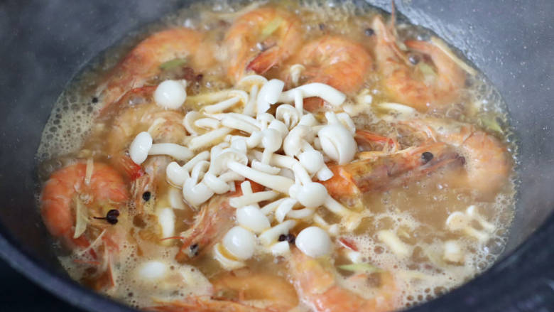 金汤对虾海鲜菇,放入焯好的海鲜菇。