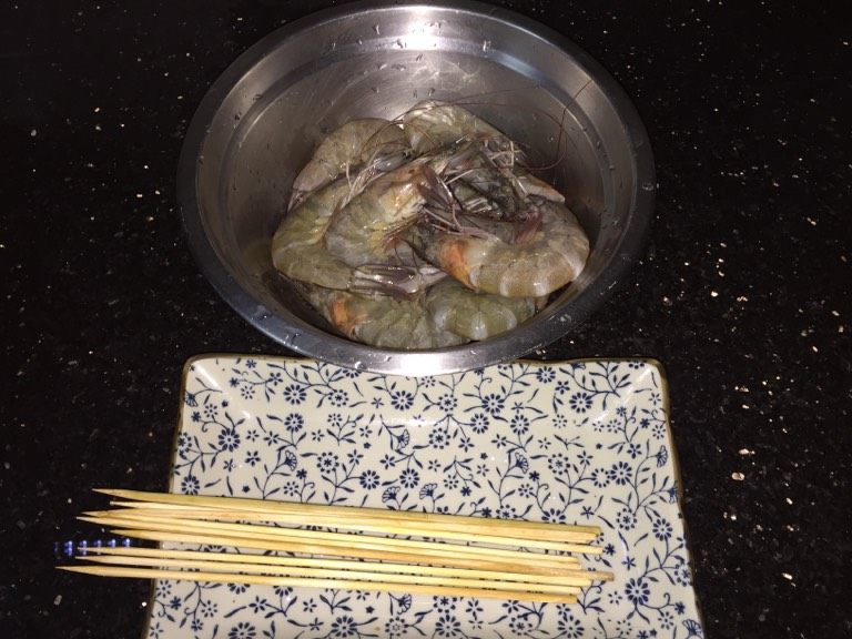 鲜虾手握寿司,准备好竹签，鲜虾洗净。